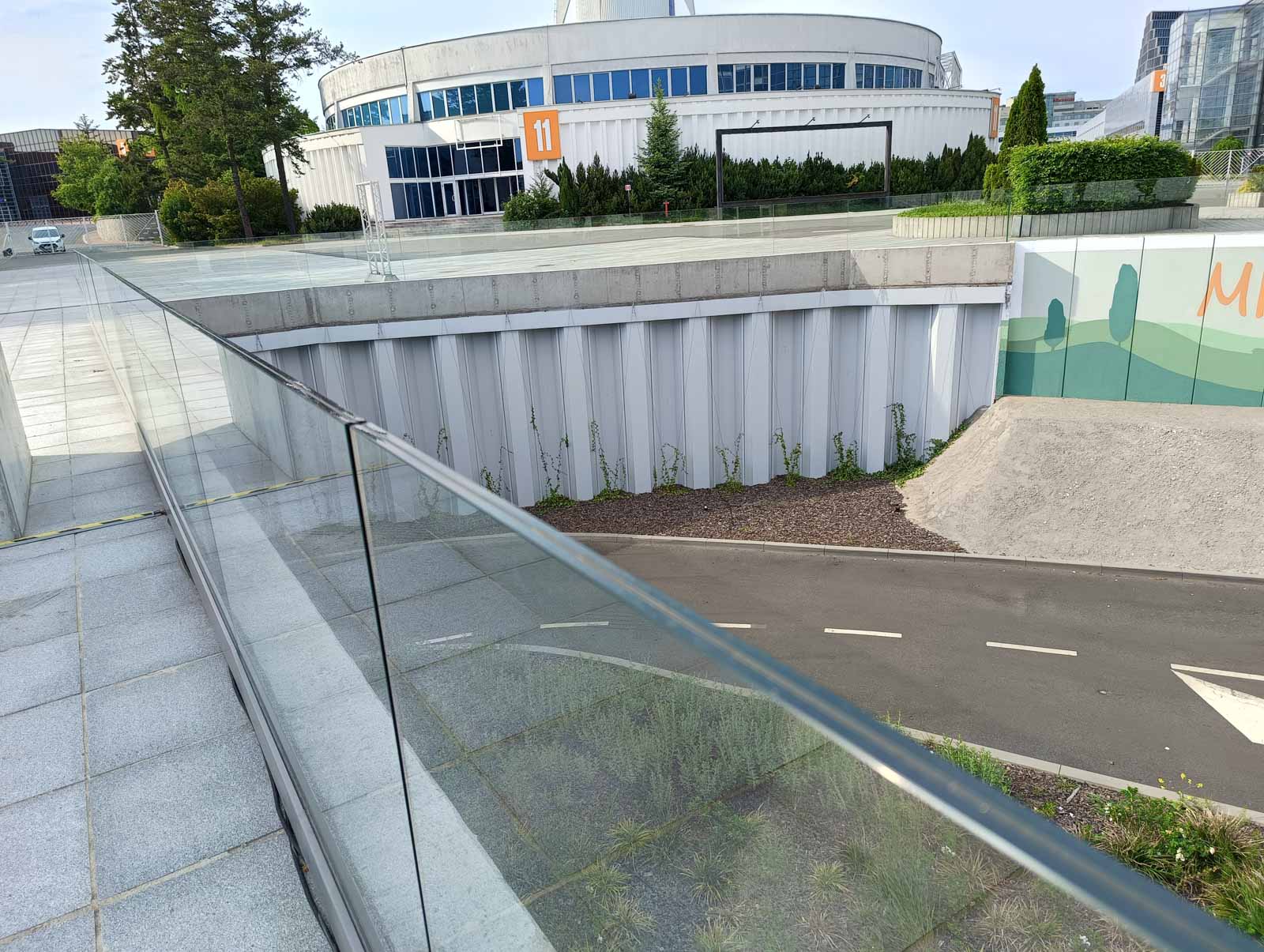Balustrada całoszklana to inwestycja na lata – dlaczego detal ma znaczenie?